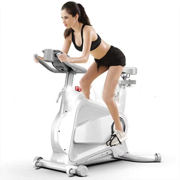 femme sur vélos d'appartement Aventure Fitness