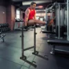 Station de dips réglable en hauteur, barres de dips robustes avec poignées antidérapantes, support multifonctionnel avec connecteur de sécurité pour dips triceps intérieur/extérieur