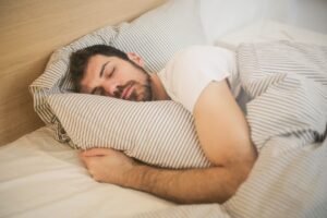 Dormir pour grossir : le rôle du sommeil dans la prise de masse